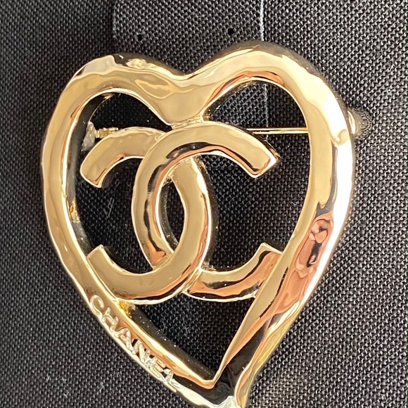 CHANEL 2022P GOLDEN TONE HEART METAL BROOCH WITH CC LOGO - Picture 9 of 16